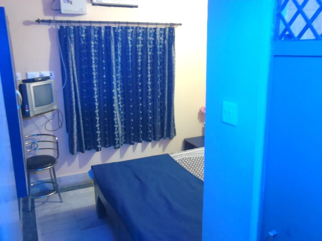 Leela Guest House Варанаси Стая снимка