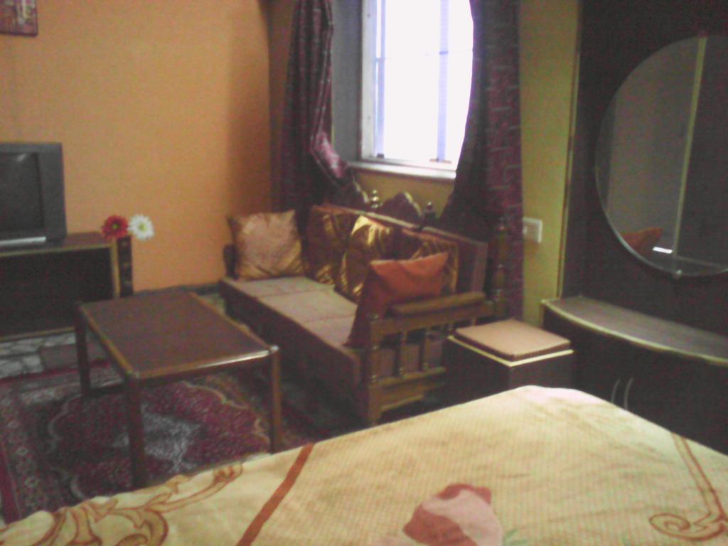 Leela Guest House Варанаси Стая снимка