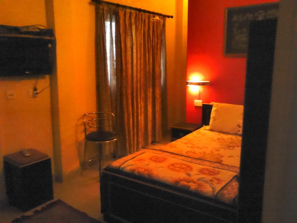 Leela Guest House Варанаси Стая снимка