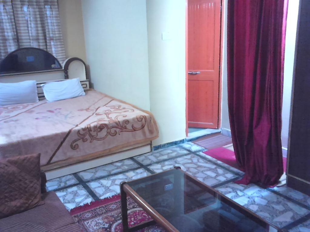 Leela Guest House Варанаси Стая снимка