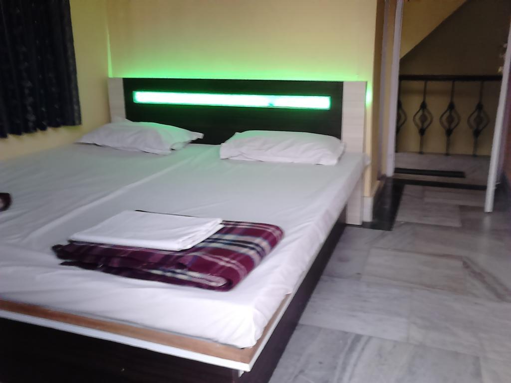 Leela Guest House Варанаси Стая снимка